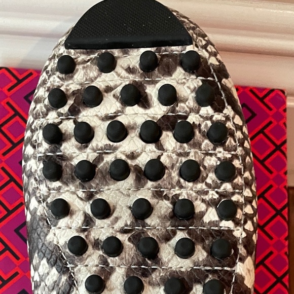 NIB TORY BURCH  KIRA DRIVER STAMPED SNAKE PRINTED LEATHER SZ 7 WARM ROCCIA 977 - Picture 4 of 8